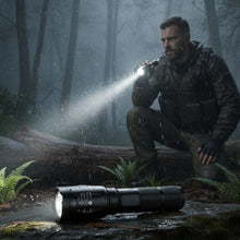 Load image into Gallery viewer, Lumen Pro - taktische Taschenlampe für pure Helligkeit und Sicherheit
